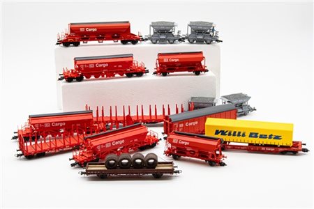 Due cartoni contenenti numerosi convogli merci principalmente DB Cargo di march