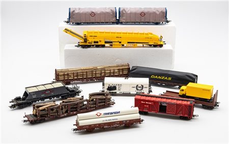 Due cartoni contenenti numerosi vagoni merci assortiti di marche differenti (di