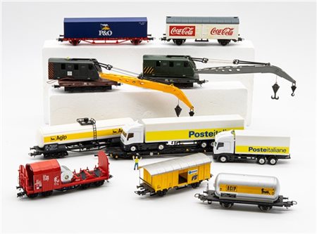 Due cartoni contenenti numerosi vagoni merci assortiti di marche differenti e d