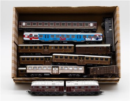 Lotto composto da tre cartoni contenenti convogli ferroviari e carri assortiti