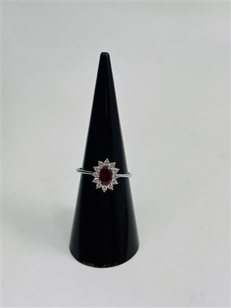 Anello in oro con rubino e brillanti