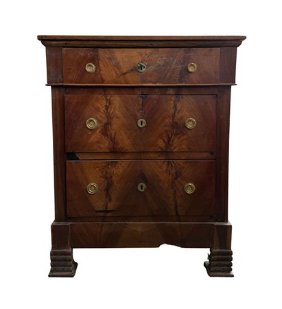 Comoncino 3 cassetti lastronato in noce con piano massello, periodo XIX...