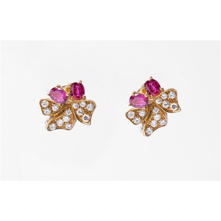 ORECCHINI in oro giallo e bianco 18 KT con brillanti e rubini