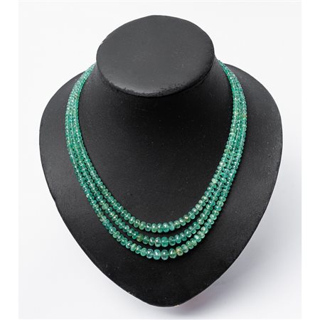 COLLANA a tre fili di smeraldi con susta in oro bianco 18 KT