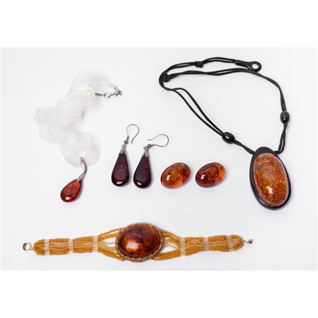 DUE COLLANE, BRACCIALE E DUE PAIA DI ORECCHINI