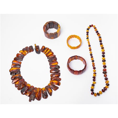 DUE COLLANE E TRE BRACCIALI in ambra