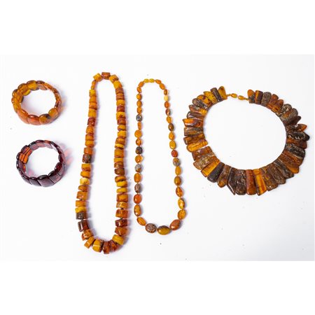 TRE COLLANE E DUE BRACCIALI in ambra