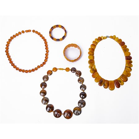 TRE COLLANE E DUE BRACCIALI in ambra