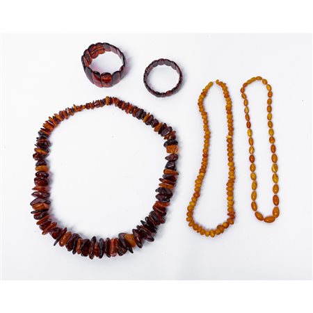 TRE COLLANE E DUE BRACCIALI in ambra