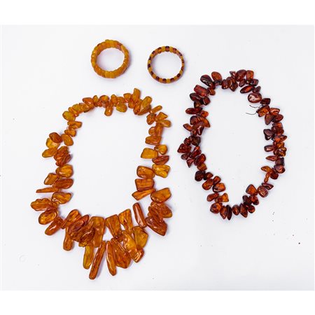 TRE COLLANE E DUE BRACCIALI in ambra