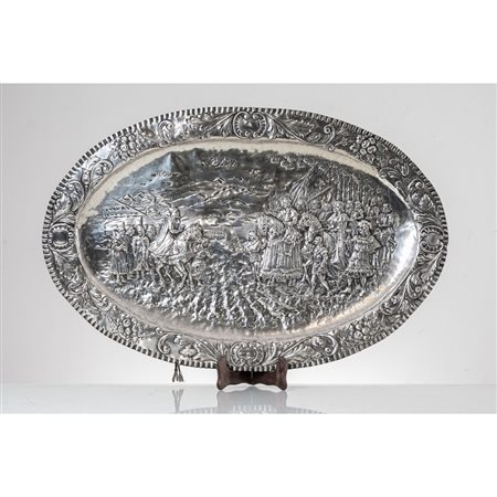 MANIFATTURA EUROPEA XIX SECOLO, Piatto da parata in argento