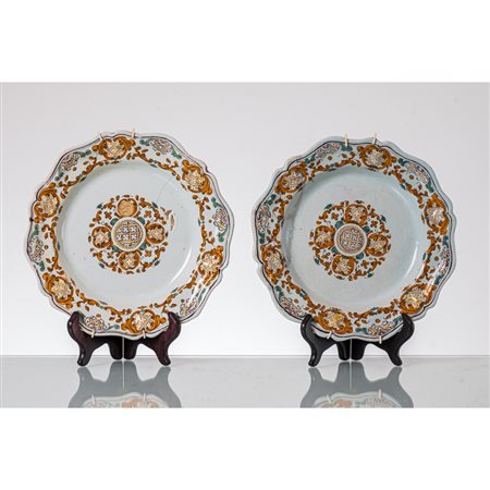 MANIFATTURA EUROPEA DEL XIX SECOLO, Coppia di piatti