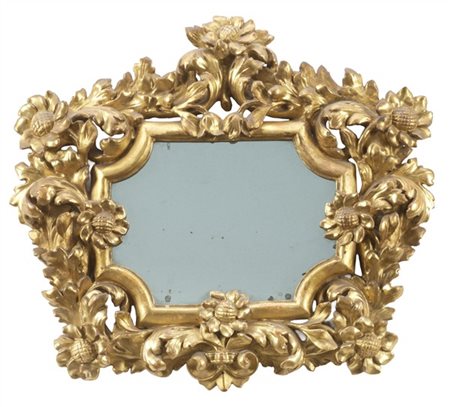 Cornice in legno intagliato, traforato e dorato con decoro a girali di foglie e