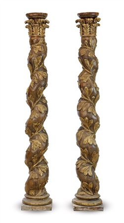 Coppia di antiche colonne in legno intagliato a torchon decorate da rami foglia