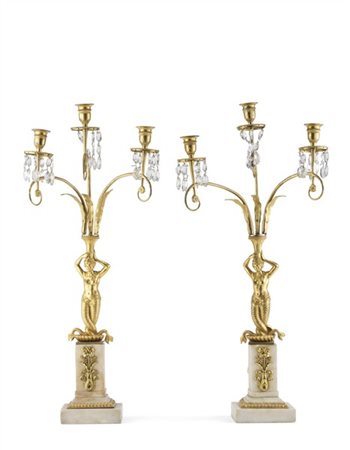 Coppia di candelabri in bronzo dorato a tre luci, sostegno in forma di sirena b