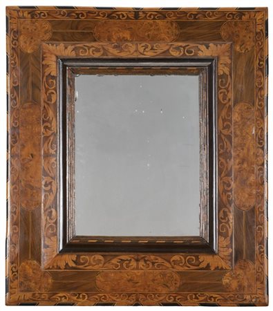 Cornice intarsiata in radica di olmo, noce, sicomoro, bosso, quercia e legni va