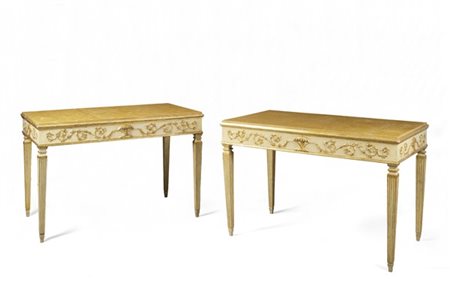 Coppia di tavoli da centro in legno laccato e dorato, fasce decorate a girali d