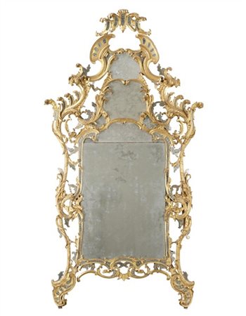 Grande specchiera in legno intagliato, traforato e dorato decorato a volute, gi