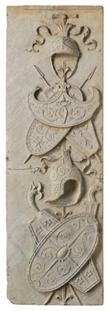 Antico rilievo in marmo scolpito raffigurante panoplie con armi, elmi e scudi,
