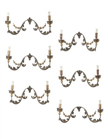 Gruppo di sei appliques a due luci in ferro battuto e legno laccato e dorato a