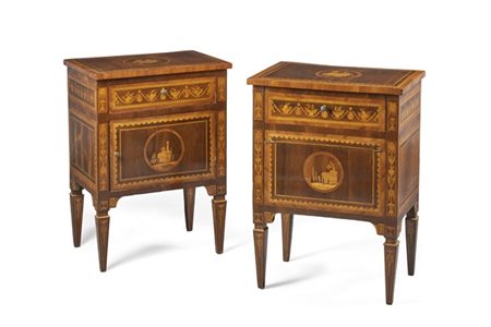 Due comodini lastronati in palissandro e intarsiati in legno chiaro di cui una