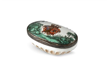 Manifattura KPM, Berlino, fine secolo XIX. Snuff box di forma ovale in porcella