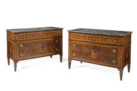 Coppia di cassettoni a due cassetti sotto uno a mezza lunghezza interamente int