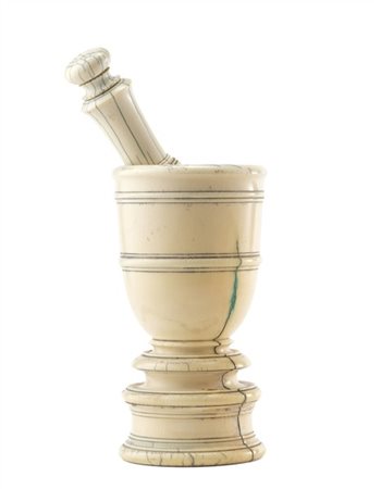Mortaio con pestello in avorio tornito e scanalato. 
Germania, fine secolo XVII