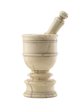 Mortaio con pestello in avorio tornito
Germania, secolo XVIII
(h. cm 15; pestel