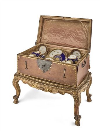 Manifattura francese del secolo XIX, nel gusto di Sèvres. Servizio da tè e caff