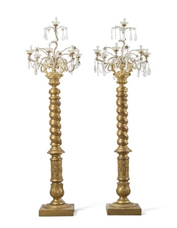 Coppia di torciere in legno intagliato e dorato con fusto in parte tortile, dec