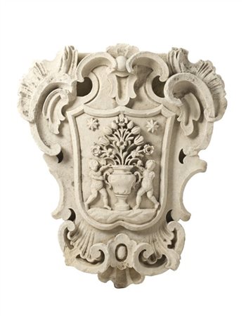 Scultore del secolo XVIII. Stemma araldico in pietra a volute e motivi rocaille