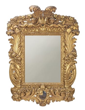 Grande antica specchiera in legno e pastiglia dorata, cimasa con putti che sorr