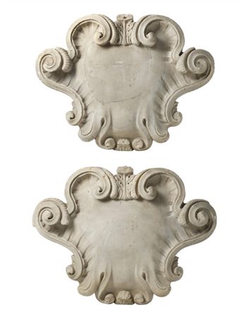 Scultore del secolo XVIII. Due fregi in marmo a scudo araldico con profili a ca