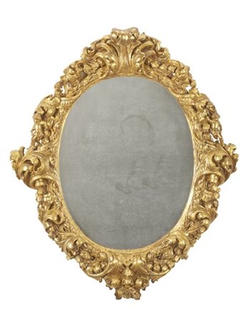 Specchiera con cornice ovale in legno intagliato e dorato decorata a volute fog