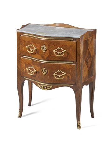 Comodino di forma bombata lastronato e filettato in legni vari con fronte a due