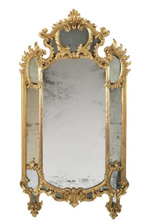 Specchiera a due ordini con cornice in legno intagliato e dorato, decorata a vo