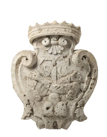 Scultore del secolo XVI-XVII. Stemma araldico coronato in tufo scolpito con bra