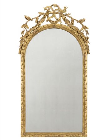 Coppia di specchiere in legno intagliato e dorato, bordure perlinate e cordonat