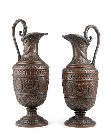 Due brocche in rame sbalzato e inciso, corpo interamente decorato con ghirlande