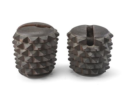 Arte popolare, secolo XIX. Coppia di bracciali in legno per il gioco del pallon