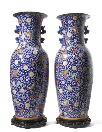 Coppia di vasi a balaustro in porcellana policroma a fondo blu con decoro flore