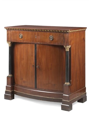 Credenza lastronata in mogano con fronte a due ante e un cassetto nella fascia,