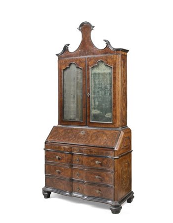 Trumeau lastronato in noce e radica di noce, filettato in legni chiari con prof