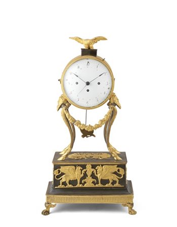 Pendola da appoggio in bronzo dorato e patinato, quadrante in smalto bianco a n