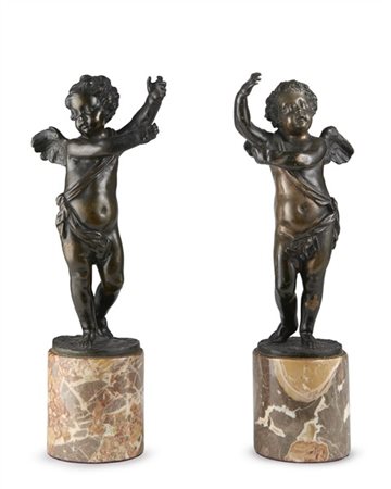 Fonditore del secolo XIX
Coppia di angeli stanti in bronzo patinato, su basi mo