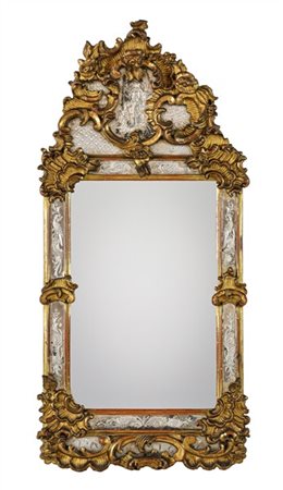 Specchiera con cornice a doppio ordine in legno intagliato e dorato con decoro