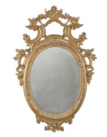 Specchiera di forma ovale in legno intagliato e dorato, cimasa centrata da cart