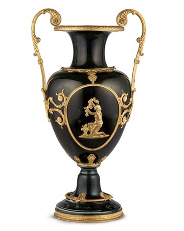 Vaso ad anfora in porcellana con anse e fregi in metallo dorato a volute e figu