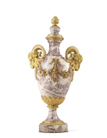 Vaso ad urna biansato in marmo fior di pesco con base squadrata, fregi e guarni